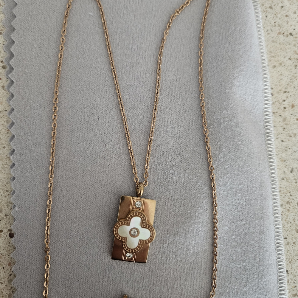 Elegant Rose Gold and White Pendant Necklace